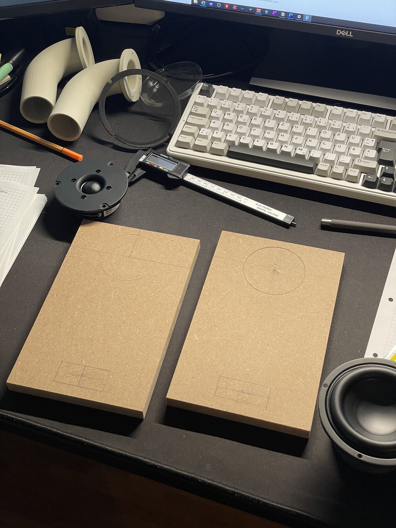 Entwicklungs-Schreibtisch: Frontplatten, Treiber, 3D-gedruckte Ports und Messschieber