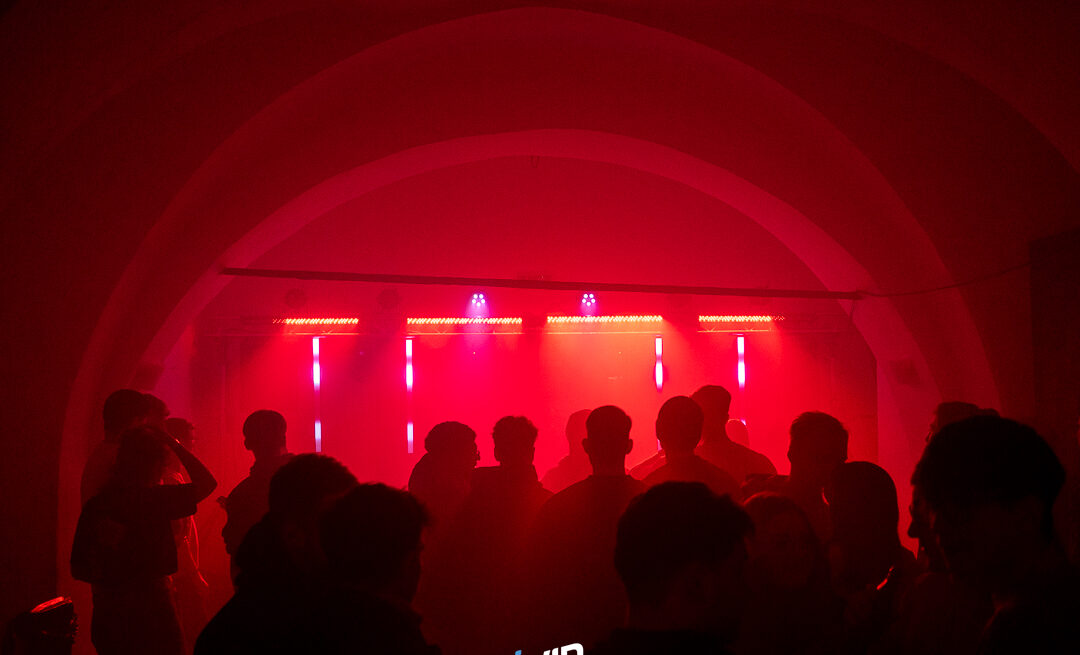 Crowd bei rotem Licht