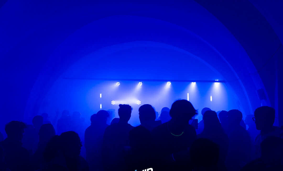 Crowd bei blauem Licht