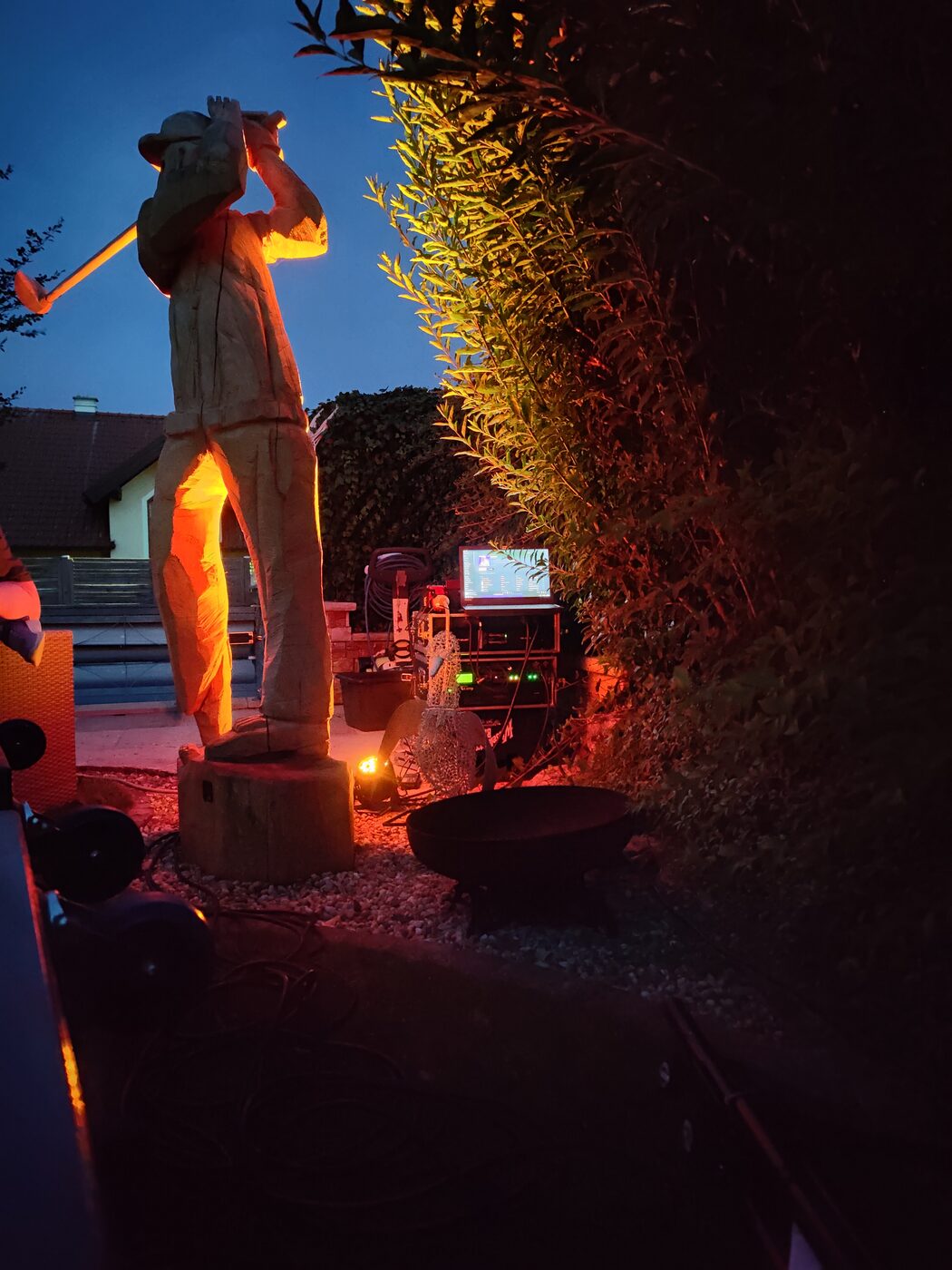 DJ-Setup im Garten bei Nacht