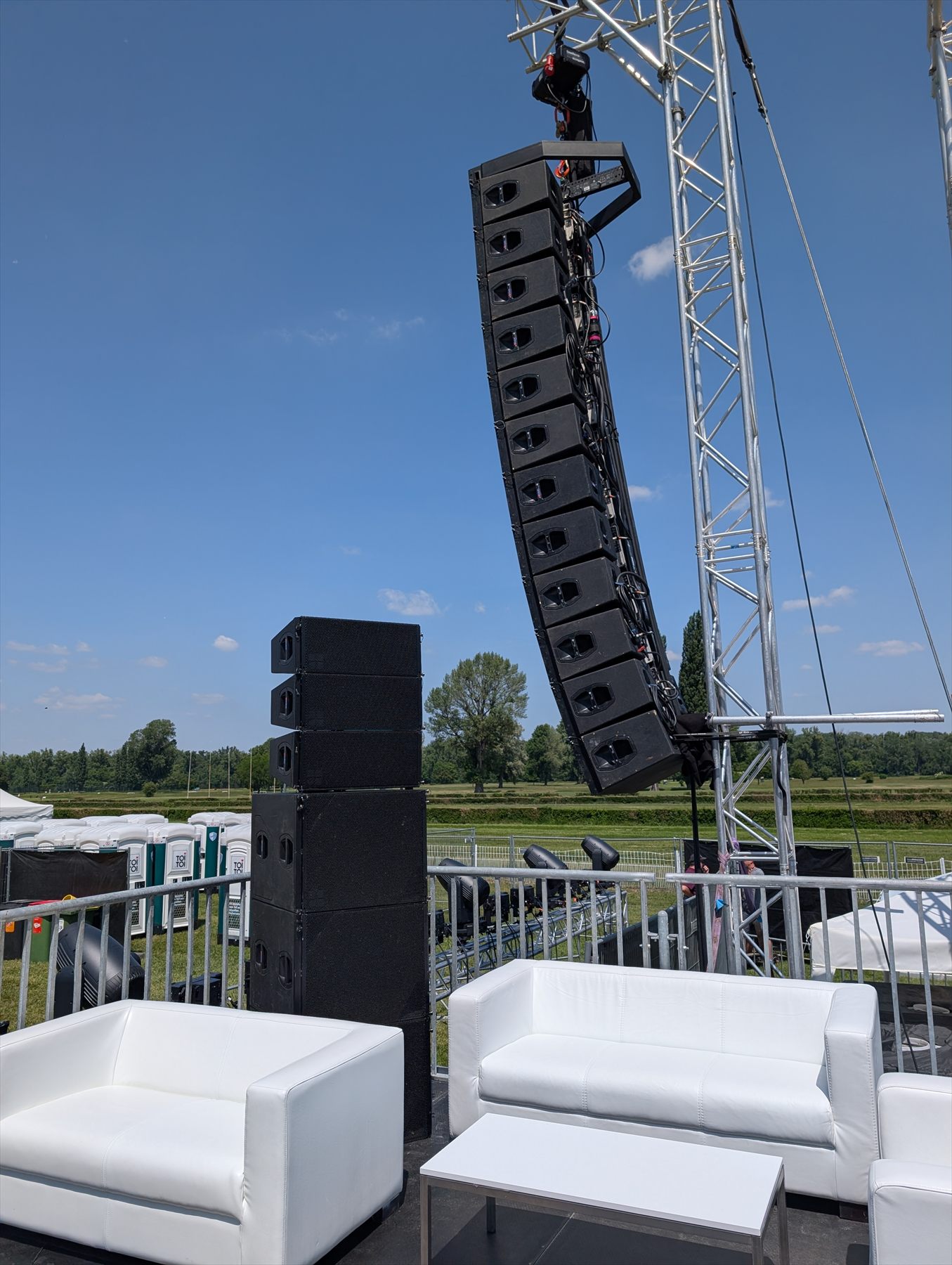 Main-Hang und VIP-Beschallung